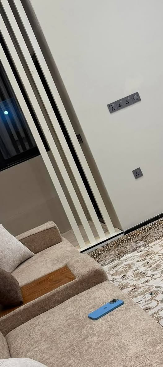 🏡 بيت للبيع في كربلاء – حي الحولي 100 🏡
📍 الموقع: كربلاء – الحولي 100
📐 المساحة: 100 متر مربع
​🔹 مواصفات العقار المتميزة:
​🛌 3 غرف نوم (نظام سويتات متكاملة).
​🚽 4 حمامات بتشطيبات ممتازة.
​🍳 مطبخان (نظام حار وبارد).
​🧺 غرفة خاصة لغسيل الملابس.
​🛋️ تأثيث كامل: يُباع البيت بكافة أثاثه، جاهز للسكن الفوري.
​📜 السند القانوني: قرار 117.
​💰 السعر:
​180 مليون دينار عراقي (قابل للتفاوض).
​📞 للحجز والاستفسار:
​البيت بموقع مميز ومناسب جداً للعوائل. للجادين فقط، يرجى التواصل مباشرة عبر الواتساب:
📱 اضغط هنا للمراسلة الفورية عبر الواتساب: ***********
​نسأل الله التوفيق والبركة للجميع.
