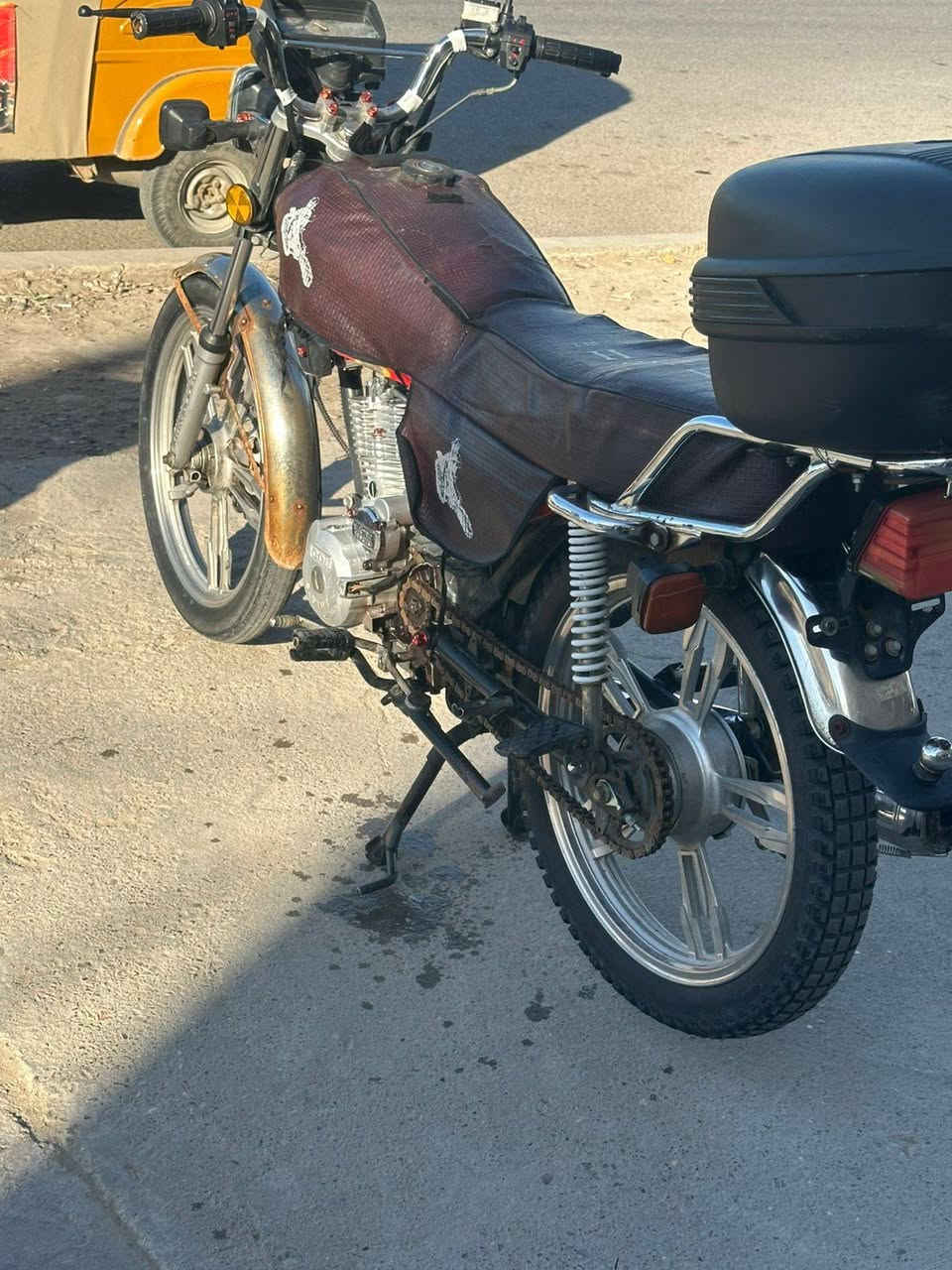 دراجه سيفان للبيع موديل 21 دراجه نضيفة اروح بيهة لدوام وارجع.. مابيهة اي نقص كلشي بيهة شغال معمره بلكامل.. ضفيره جديده بنزات اشاير زنجيل اوراقهة كرتونيه.. السعر 400. الرقم ***********
