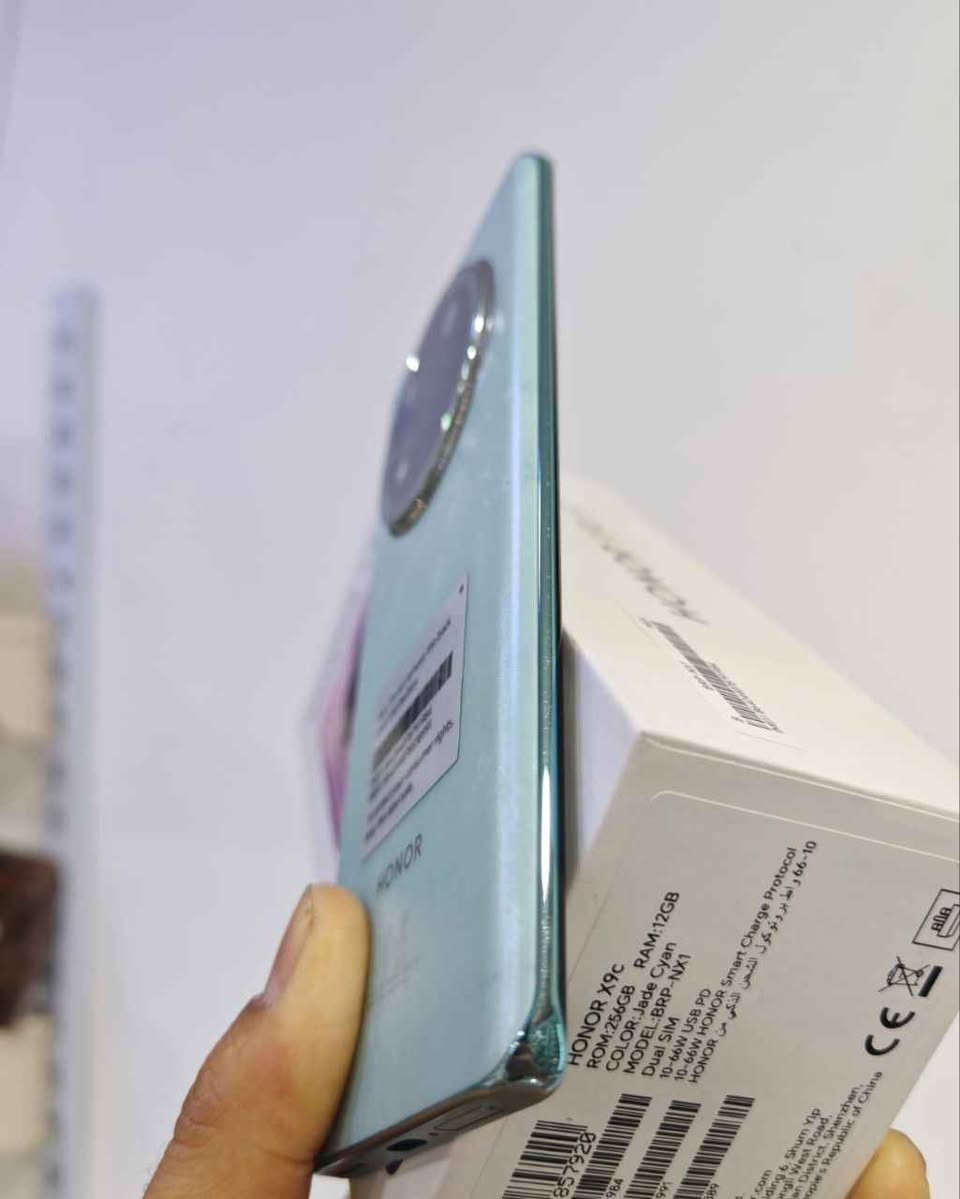 السلام عليكم للبيع HONOR X9c 5G رام 12 جهاز نضيف كلش مكفول من الخدش وبي ضمان فحص لك  ذاكرة 256 جهاز مواصفات قوية من هونر كامل ملحقات السعر 375 الف وبي مجال مكاني البصرة *********** البصرة, العراق
