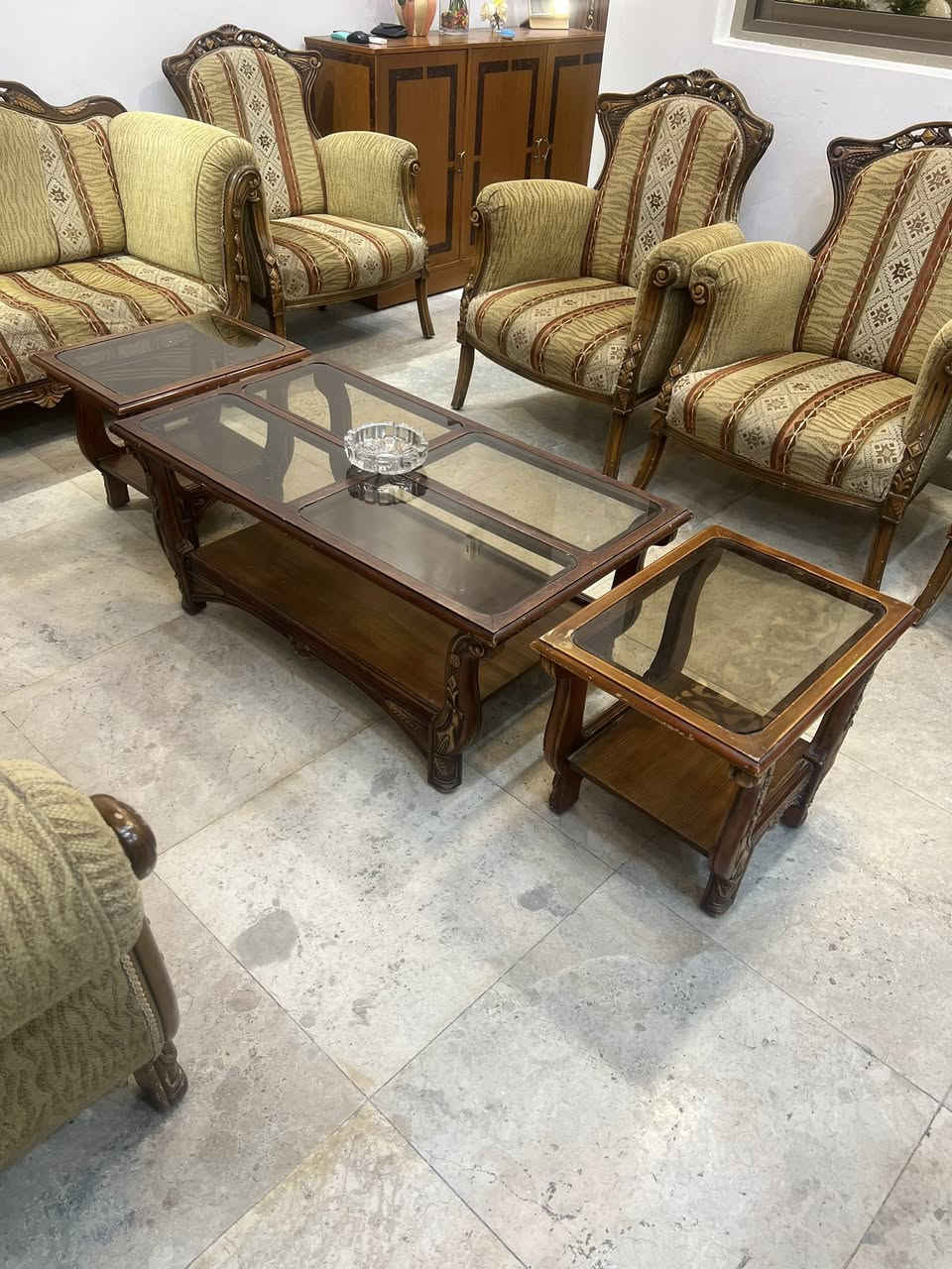 للبيع
طقم قنفات بحالة جيدة جداً
قنفة كبيرة لثلاثة اشخاص
قنفة لشخصين
اربعة كراسي مفردة
السعر 500 الف دينار
وللبيع ...
ميز وسطي مع طبلتان السعر 50 الف دينار

للتواصل
***********
