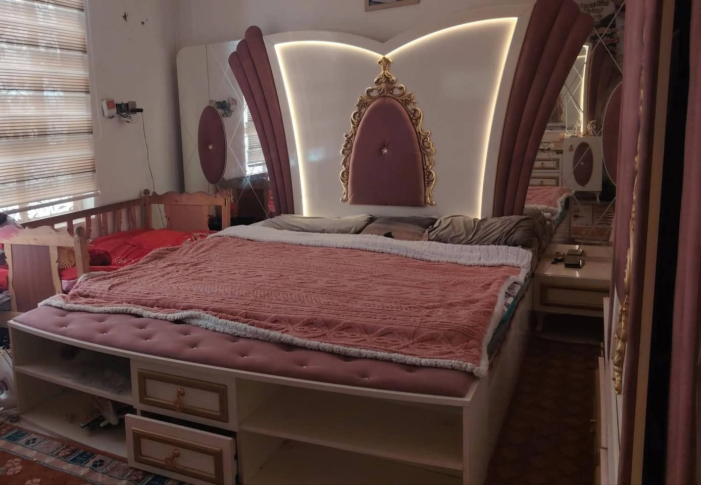 🛏️ غرفـة نوم تركـي (راقية جداً) للبيـع 🛏️
​لعشاق النظافة والجمال، غرفة نوم تركية متكاملة بحالة الوكالة.
​الحالة: نظافة ممتازة بنسبة 98% (شبه جديدة).
​الاستخدام: استعمال قليل جداً وحشمة.
​المكونات: تتكون من 10 قطع متناسقة وفخمة.
​سعر الشراء الأصلي: 1,900,000 دينار.
​سعر البيع الحالي: 1,450,000 دينار (سعر مناسب جداً مقارنة بالنظافة).
​📍 للتواصل والاستفسار (واتساب فقط):
📞 [***********]
