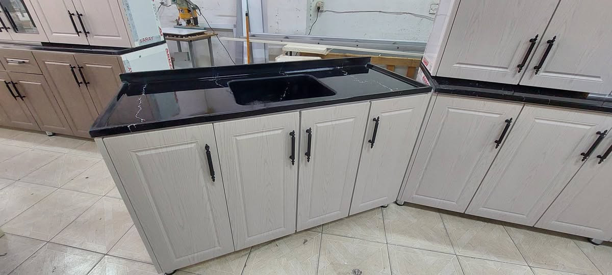 كاونتر المنيوم ابواب خشب. السعر مليون 400الف ( hdf) 3امتار الكاونتر و 3امتار الملحق وسنك متر ونص كامل مرمر وتوصيل لحد البغداد مجاني  راسلني عالاواتساب ***********جديد العنوان اربيل
