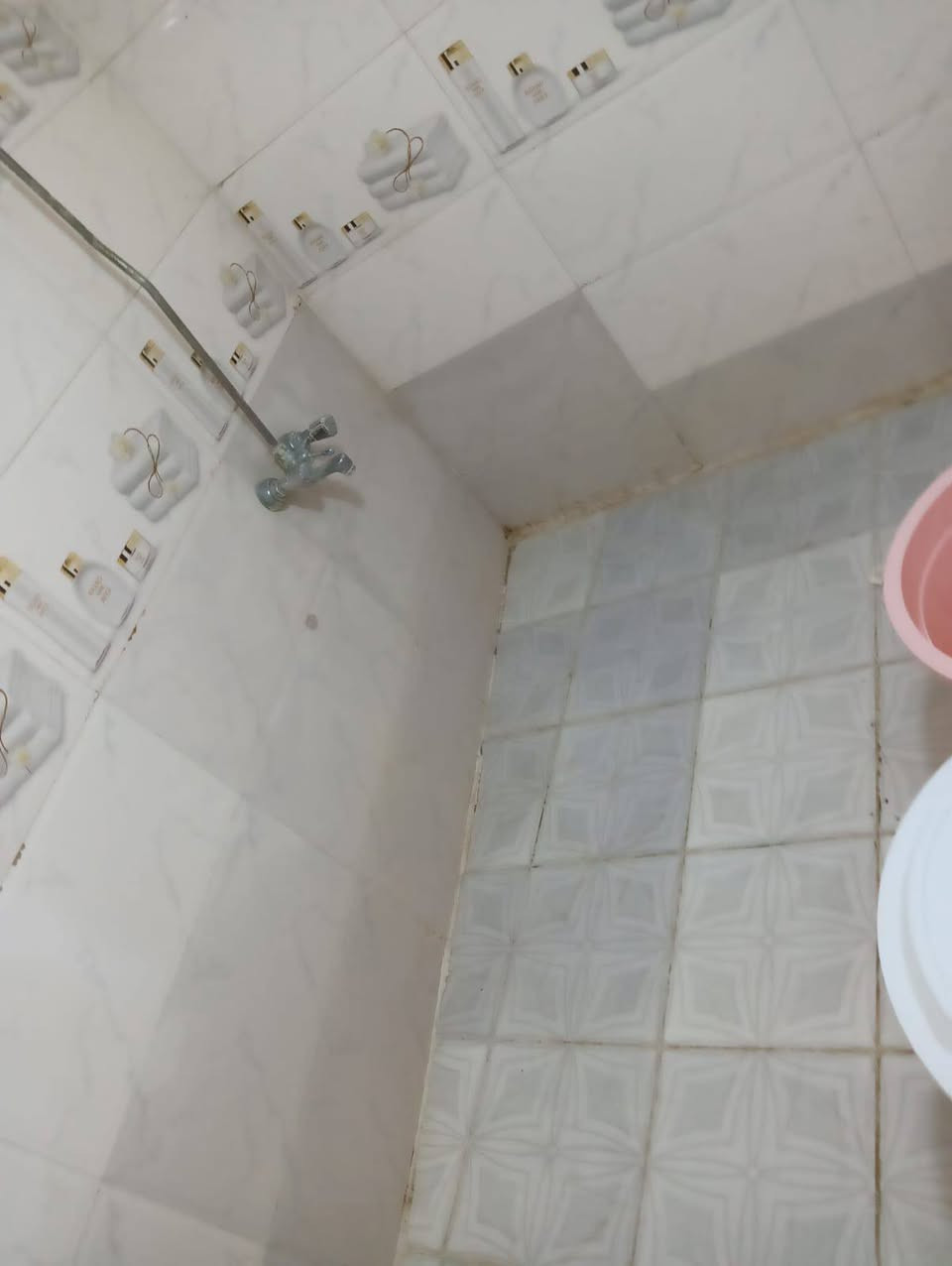 مكلفه بالنشر بيت للبيع  مساحته ميه وعشرين غرفتين وصاله ومطبخ سعره30وبي مجال زراعي  قرار محكمه نهايه حي الشهداء ماي مجاري كهرباء شارع مقرنص يقرب عن الشارع خمسه متر 
‏‪***********‬‏
