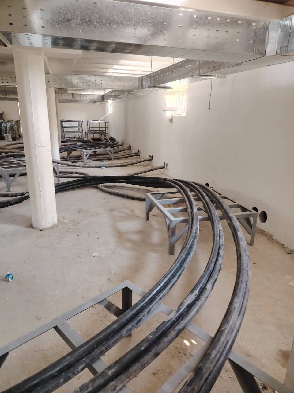 السلام عليكم ورحمة الله وبركاته
​بعون الله تعالى، متوفر لدينا كادر فني متكامل متخصص في تنفيذ وصيانة المشاريع الكهربائية (المحطات والمحولات)، ومستعدون للعمل في كافة المواقع وبأعلى درجات الدقة والاحترافية.
​خدماتنا تشمل:
⚡ المحطات: عمل ونصب محطات الكهرباء (11 / 33 KV).
⚡ المحولات: تنصيب المحولات الكهربائية بمختلف السعات.
⚡ السويج كير: تنصيب لوحات السويج كير (Switchgear) لكافة الشركات المصنعة.
⚡ الكيبلات: مد الكيبلات بجميع الأحجام وعمل الجوينات (Joints) والنهايات للقابلوات.
⚡ صيانة الزيت: فلترة زيت المحولات وفحصه بأحدث الأجهزة.
⚡ منظومات الأرضي: مد وتنفيذ شبكات الأرضي (Earthing System) لضمان الأمان.
وبعد اكو صور متوفره للعمل
كربلاء المقدسة
للتواصل ***********
***********
