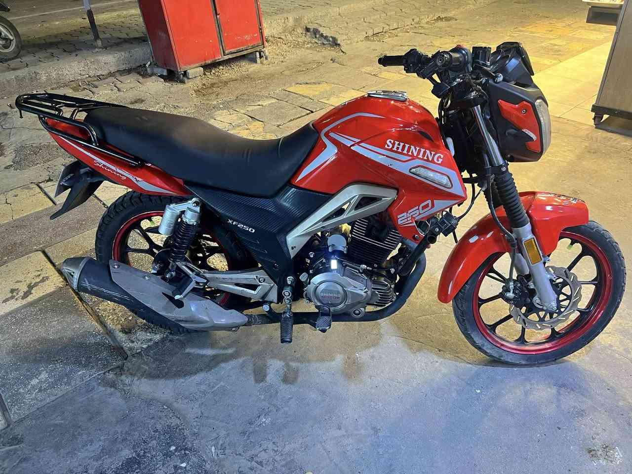 دراجة شاينك للبيع موديل 2023 طالعة بل 2024  مكينة 250 
مرقمة باسمي بيهة شكم نقص ماشية 23 الف ***********
