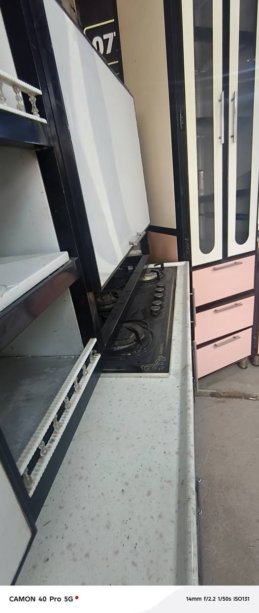 مستخدم نضيف كله مرمر مع الطباخ 
***********
