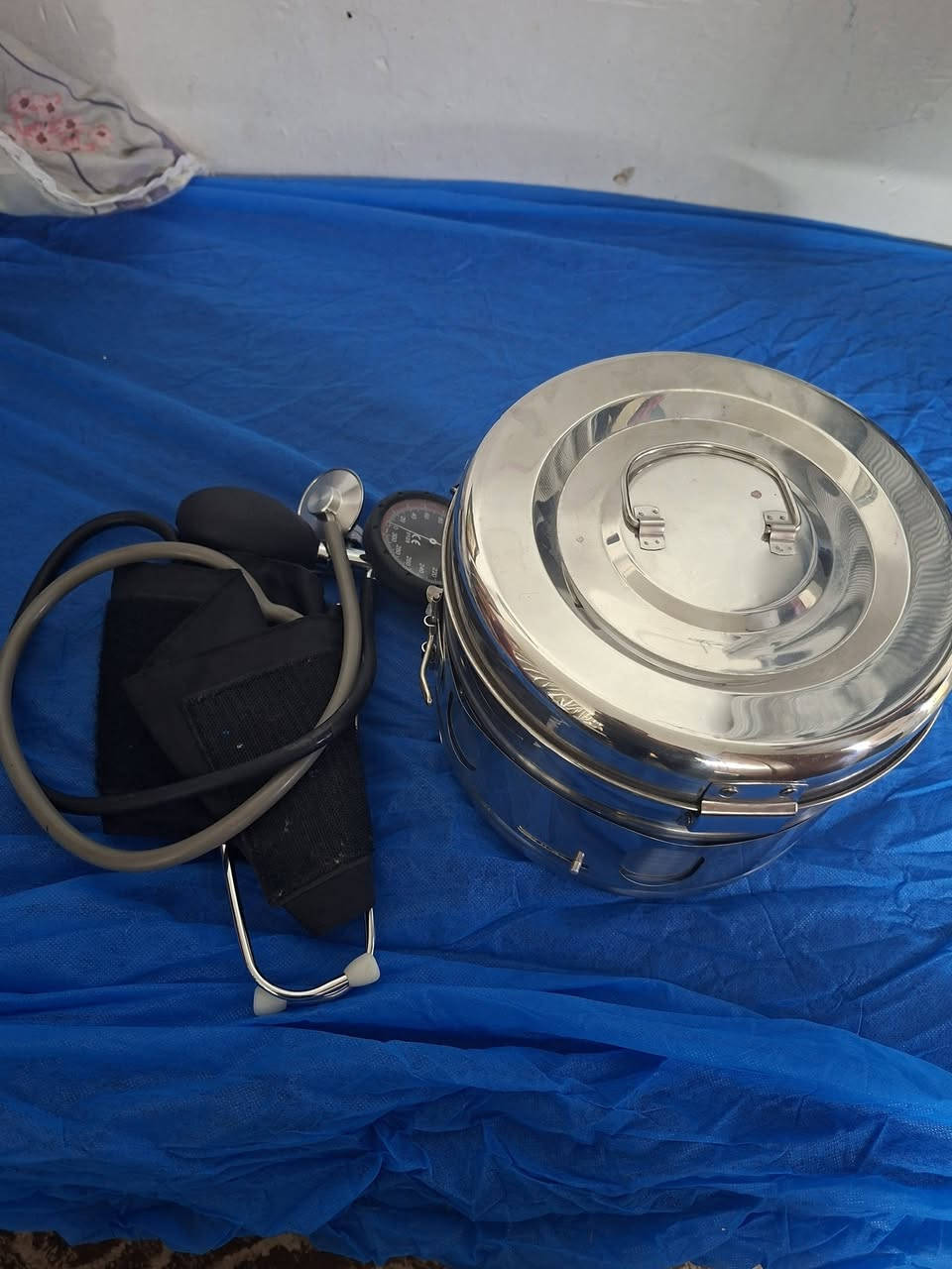 غراض طبيه مستعملات شي قليل اي استفسار على الرقم ***********
