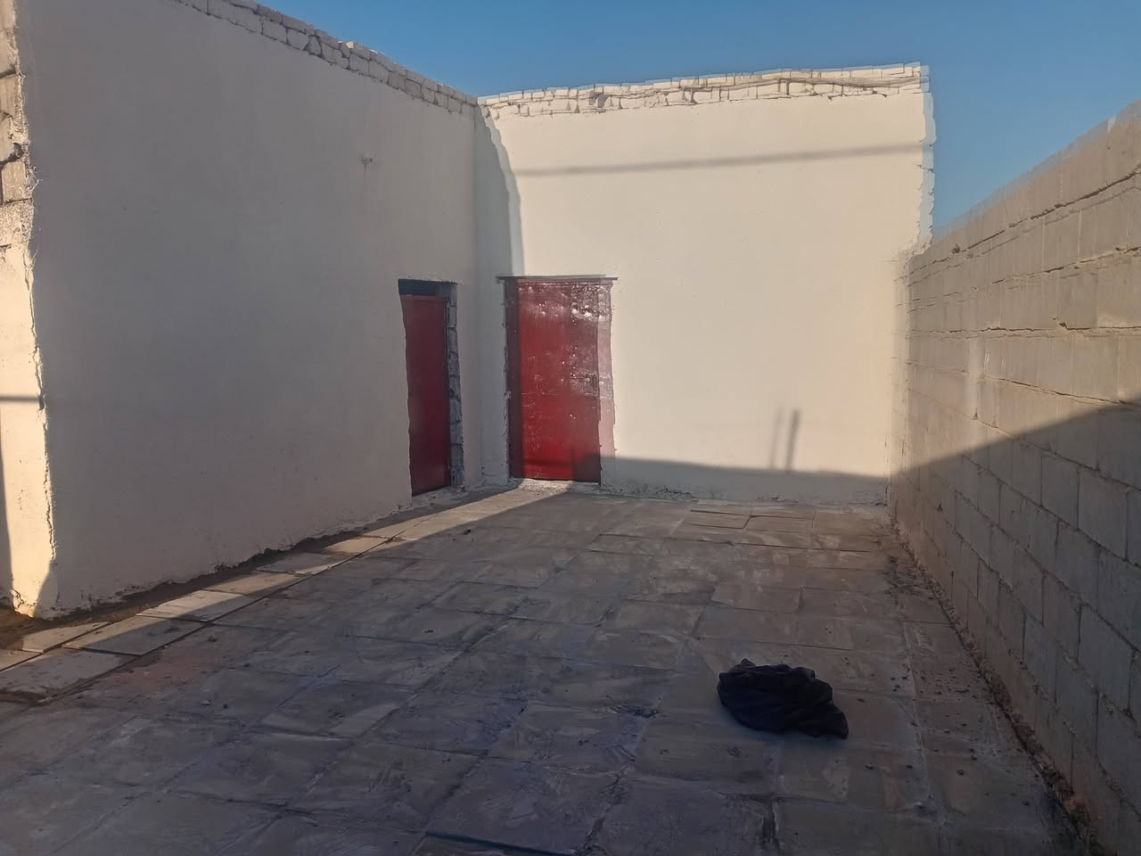 سلام عليكم بيت للبيع عند ال معالي يم الجسر المعلق قرف وصاله ومطبخ بنيان حديث سعر ١٧وبيه مجال ***********
