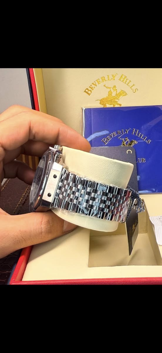 بيفرلي هيلز بولو كلوب
قطر 44 
مينه الرمادي مميزه
سعر 150 دولار
***********
