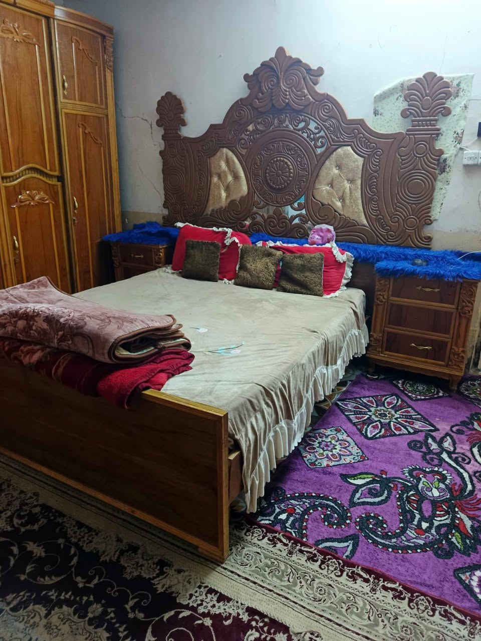 السلام عليكم الاغراض للبيع
1_ غرفة نوم 
2_ كومفيرة 
3_ تخم ملكي 
الرقم /*********** واتساب
