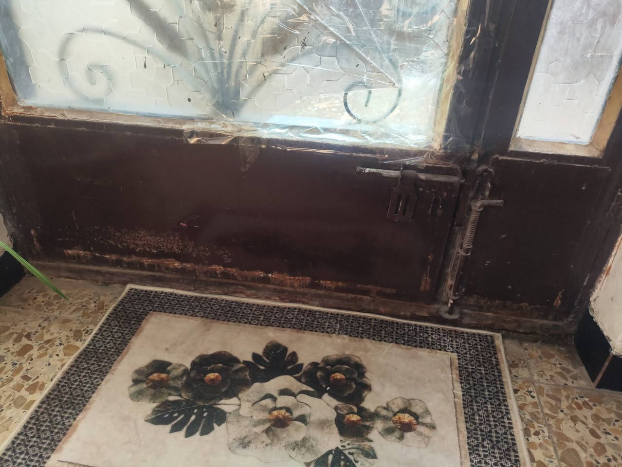 للبيع باب حديد خارجي 245*125
الرقم واتس ***********
