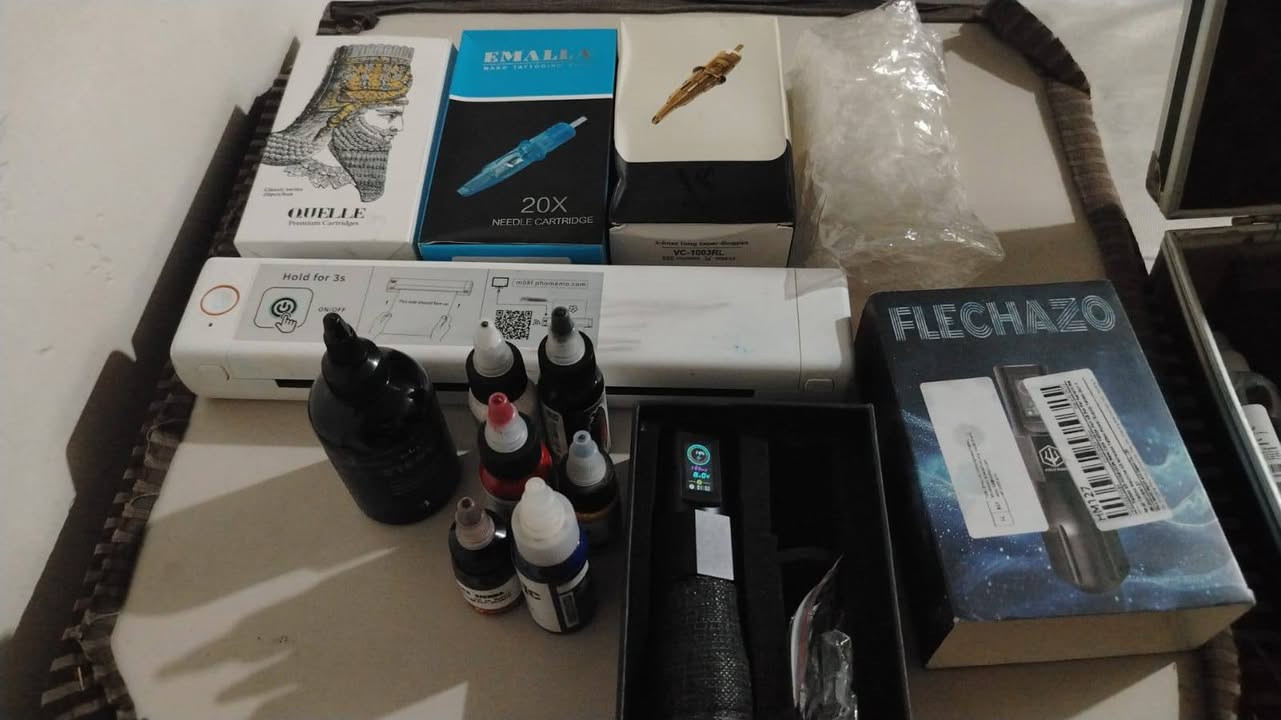 آلة وشم بحكم الوكالة استعمال قليل جدا
مع كامل الملحقات
مع طابعة صور هدية
السعر 300$ قابل للمراوثة
للتواصل ‏‪***********‬‏
