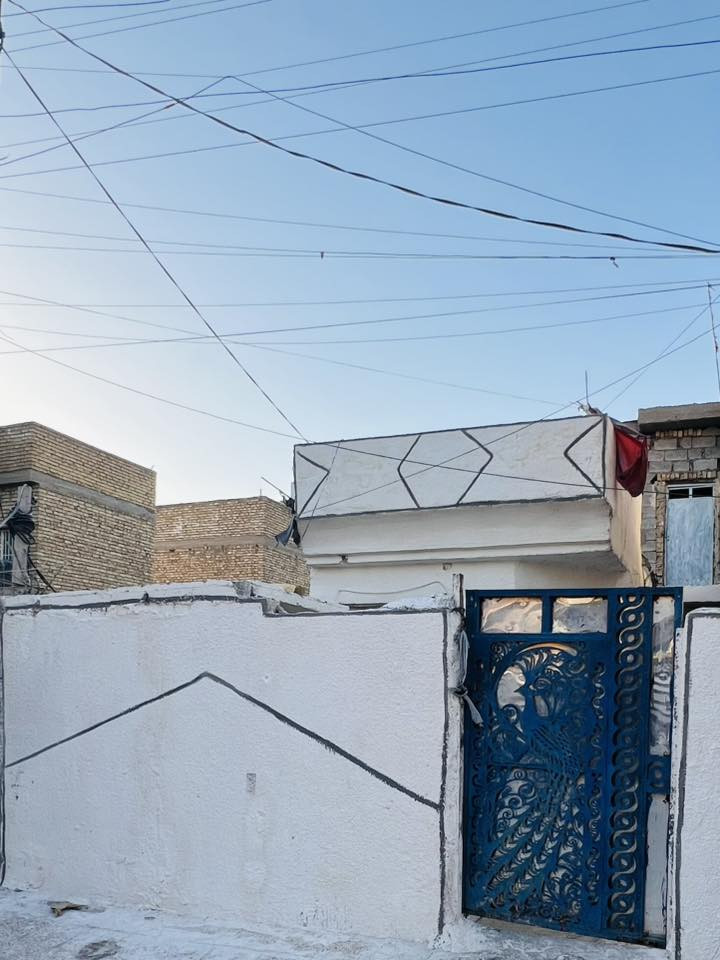 سلام عليكم البيت البيع السكلات ال١٥   مساحة ١٠٠ متر طابق ونص الطابق الثاني غرفة وصالة وحولي بس الغرفة الامامية مابينة السعر ٤٧ وبيه مجال بلخدمة التواصل خاص موجود واتساب هم موجود رقم ***********
