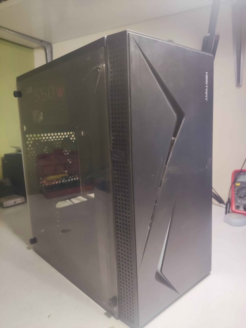 كيس حجم صغير Micro-ATX بيه بعض الاضرار (اشتريته على حالته وصلحته شويه) ابعاده 35x31x18 cm والواجهة مالته بلاستك (Acrylic) مع مراوح امامية Aigo

مذربورد: SOYO SY-YL B550M 

معالج: Ryzen 5 4650G مع كرت شاشة مدمج قوي يشغل العاب.

رامات: KLLISRE 8x2 (16GB) 3200mhz DDR4

بورسبلاي: AZZA PSAZ 550W 80+ BRONZE بيه منافذ 6+2 و 4+4 لكرت الشاشة

تخزين:Aigo 128GB SSD 

النظام: Windows 11 Pro

السعر 360 الف، بيها مجال بسيط على كد التوصيل او اذا تجي تستلمها مباشرة. 
مكاني كربلاء. توصيل موجود. كربلاء, العراق


**إذا كنت صاحب هذا الإعلان وتريد حذفه لأي سبب، رجاءا أرسل رسالة إلى الدعم الفني**