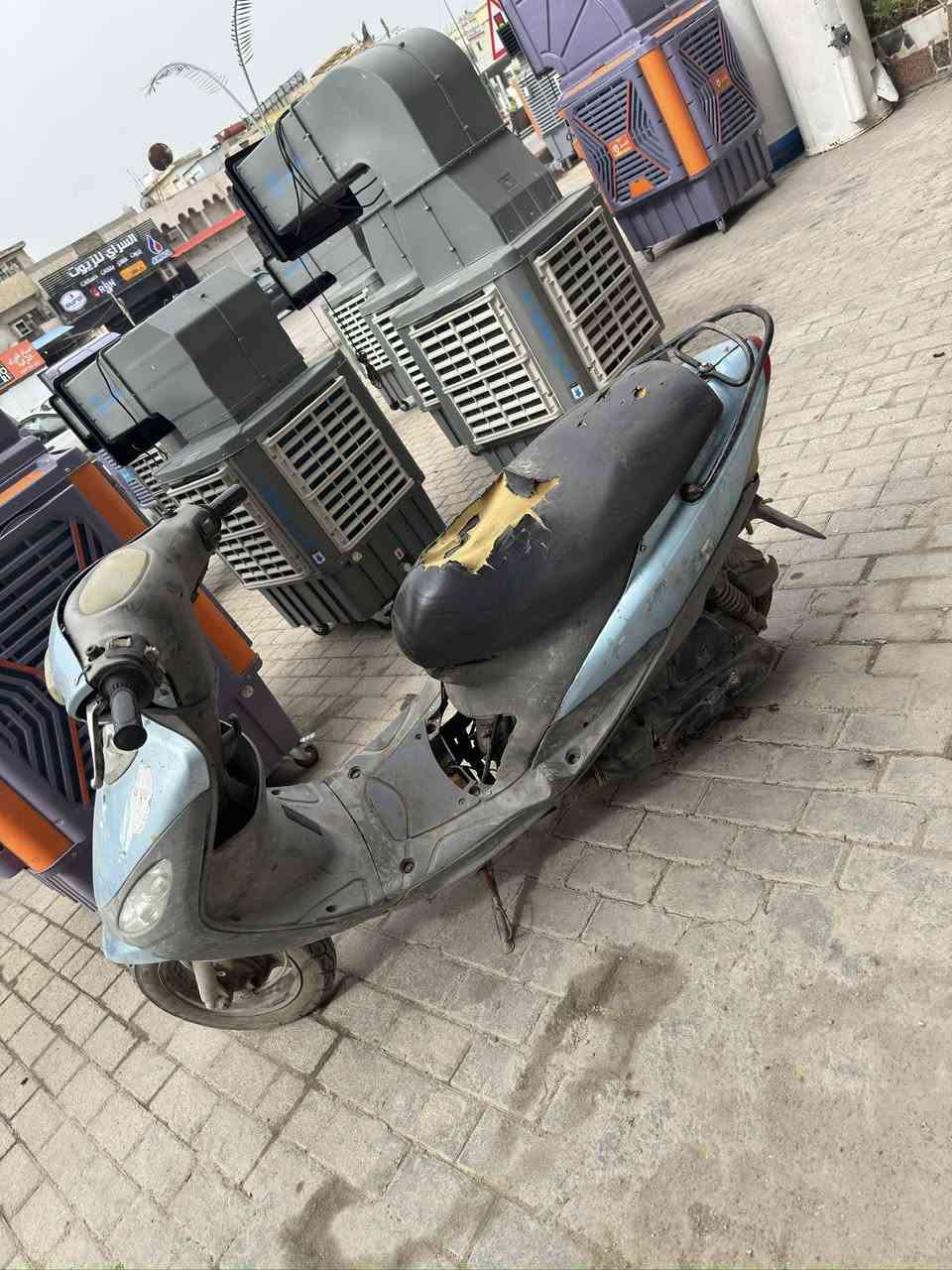 دراجه ماكس منغولي دراجه متروكه بس شغاله لاتنقيص ولا تبخير للبيع السعر ٣٠٠ قفل مكاني جميله ***********
