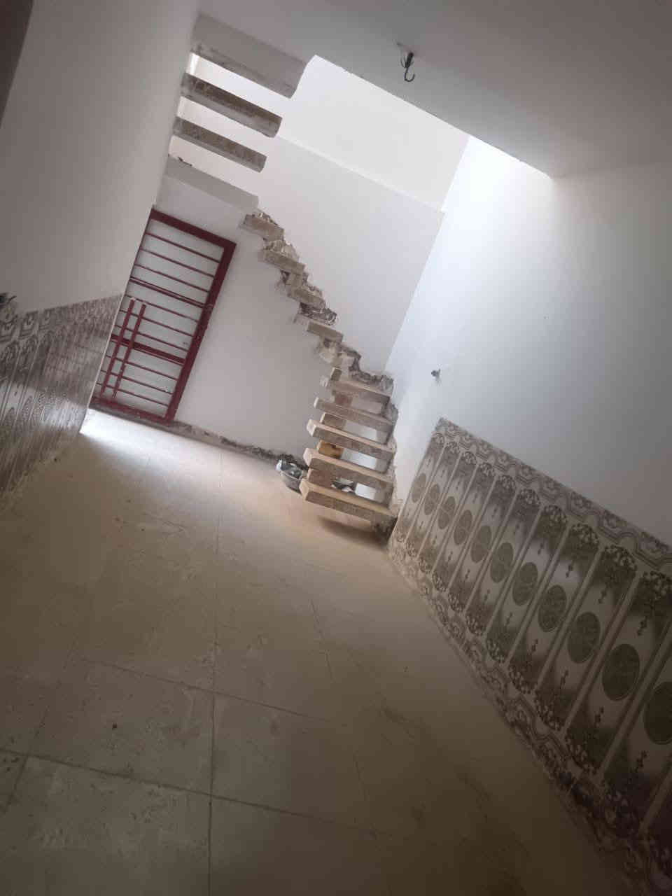 السلام عليكم
  دار للبيع مكان مميز جدا 
طابو زراعي سند 25 
المساحه //١٠٥متر
نوع البناء طابوق عكاده 
العنوان / /بابل المدحتيه
شارع علي قماره قرب حسينية الشهداء
خدمات كامله من ماء وكهرباء
عرض الشارع ٧متر
السعر/٤٦وبي مجال
تفاصيل البيت طابق واحد 
استقبال 
صاله 
عدد الغرف١
مطبخ 
منور خلفي طارمه
مجمع صحيات داخليه وخارجيه
السطح كامل  فرشي
البيت كامل ولايوجد اي نقص بي
تحويل البيت ثاني يوم بعد الشراء 
بناء حديث موقع جيد جداً 
يبعد عن الشارع الرئيسي ١٥٠متر
ملاحظة//البيت فارغ حلين غير مسكون
سنة البناء حديث
للاستفسار
مراجعة  مكتب دلالية وائل الهندي 
***********ابو علي
مكتب دلالية وائل الهندي بابل المدحتيه الحمزه الغربي ع شارع 60 قرب سلوان ابو الكاشي مقابيل فرع علي قمار
