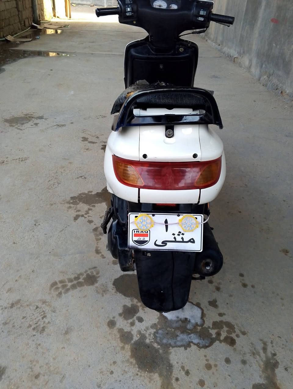 سلام عليكم دراجة فراشة للبيع الدراجة نضيفه كلش توه مجفته صارله عشر تيام الدراجة جاهز كلشي شغال سلف شغال دبلات جدد اشاير شغاله  عينه شغاله هورن شغال  زوج تايرات جديد  بس الباتري ضعيف يرادله شحن مكاني البصره قضاء المدينة السعر 375 وبيه مجال شويه الاتصال عله الرقم التالي ***********
