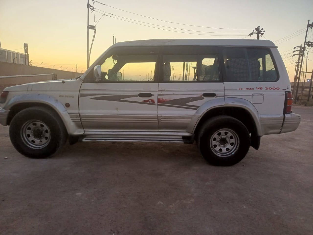 للبيع باجيرو موديل 1997بغداد ايسر بلاد مكينه كير بطه 2500تبريد ثلاث قطع شغال تخم تاير مكان السياره بصره الهارثه مفرق معمل الورق السعر45وبيها مجال تفاصيل اكثر ***********
