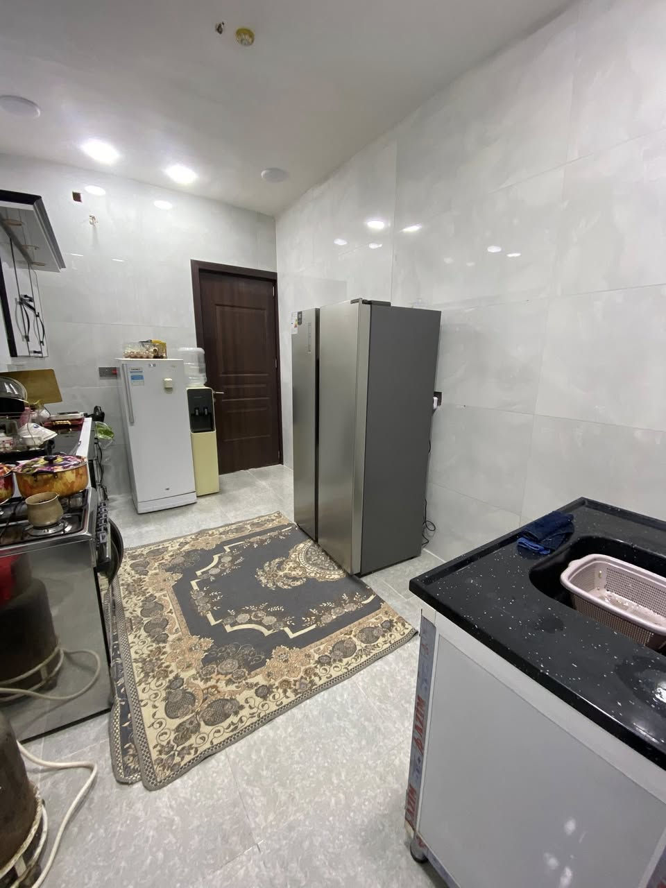 مرحبا 
بيت للبيع بشارع ١٣قريب ع الغزاليه 
مساحة ١٨٦
طابق واحد بناء جديد 
للاستفسار ***********
بي غرفتين جوه كبار 
وحديقه داخليه 
وحمام داخل غرفه 
وحولي 
صاله 
مطبخ
وترك 
وحوش كبير وحديقه
