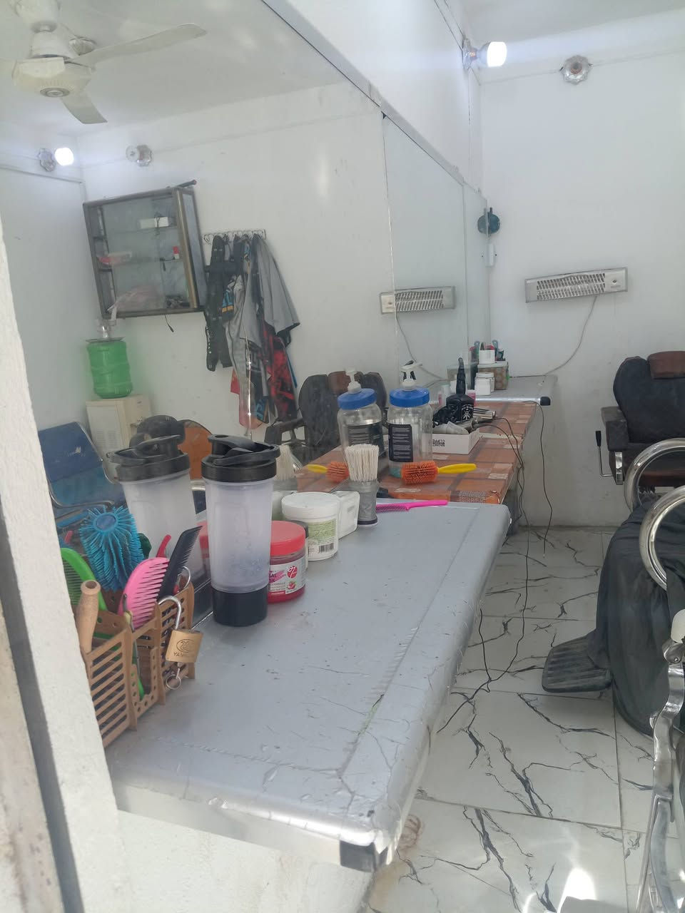 السلام عليكم غراض حلاقه للبيع مستعمله ميوزه +مرايات،+كراسي +براد+عارضه مال مساجات العنوان شارع المستشفى المناذره قرب محلات هادي عبد ربه ابو الانشائي للاستفسار الاتصال على الرقم *********** او مراسله خاص
