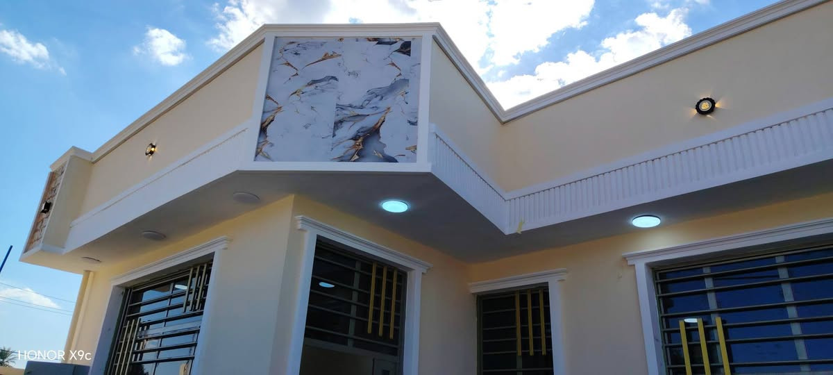 سلام عليكم بيت بحي الصحه مساحه200 واجهيه عل شارع بنيان درجه اوله سعر 80وبي مجال بشي بصيط رقم ***********
