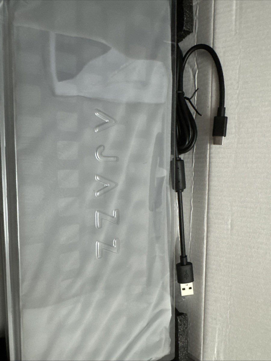 لوحة مفاتيح ميكانيكية من ماركة Ajazz وطراز AK820. تجربه مثاليه للالعاب ريد سويج السعر 40 الف 

لوحة المفاتيح AJAZZ AK820 (النسخة السلكية الأساسية) واحدة من أفضل الخيارات الاقتصادية التي توفر تجربة كتابة فاخرة، وإليك شرحاً مفصلاً لمواصفاتها ومميزاتها:
1. التصميم والهيكل (Gasket Mount)
تعتمد النسخة الأساسية على نظام تعليق داخلي يُسمى Gasket Mount، وهو ما يجعل الضغط على المفاتيح أكثر مرونة ونعومة، ويقلل من حدة الأصوات المزعجة الناتجة عن احتكاك المكونات الداخلية، مما يمنحك صوتاً "ثقيلاً" ومرضياً عند الكتابة.
2. المواصفات التقنية
الحجم: 75% (82 مفتاحاً)، وهو حجم مثالي يجمع بين توفير مساحة للماوس ووجود مفاتيح الأسهم).
الاتصال: هذه النسخة سلكية فقط عبر كابل USB Type-C قابل للفصل، مما يضمن سرعة استجابة عالية جداً وبدون أي تأخير (Input Lag).
المفاتيح (Switches): تأتي غالباً بمفاتيح Ajazz Sea Salt (خطية/Linear) التي تتميز بسلاسة الحركة، وهي مشحمة مسبقاً من المصنع (Pre-lubed).
تبديل المفاتيح (Hot-swap): تدعم اللوحة تغيير المفاتيح يدوياً (3-pin أو 5-pin) دون الحاجة للحام، مما يسهل عليك تخصيصها لاحقاً.
3. المزايا الترفيهية
مقبض التحكم (Knob): تحتوي على مقبض معدني في الزاوية العلوية للتحكم السريع في مستوى الصوت (كتم الصوت بالضغط عليه).
الإضاءة: تدعم إضاءة RGB كاملة مع أنماط متعددة يمكنك التنقل بينها عبر مفاتيح الاختصار، وتتميز بأنها "South-facing" لضمان سطوع أفضل وتوافق أعلى مع أغطية المفاتيح (Keycaps) المختلفة.
4. جودة البناء
تأتي أغطية المفاتيح مصنوعة من مادة PBT المتينة التي لا تلمع بسرعة مع الاستخدام، كما تحتوي من الداخل على طبقات متعددة من فوم السيليكون لامتصاص الصدى وتحسين جودة الصوت


**إذا كنت صاحب هذا الإعلان وتريد حذفه لأي سبب، رجاءا أرسل رسالة إلى الدعم الفني**