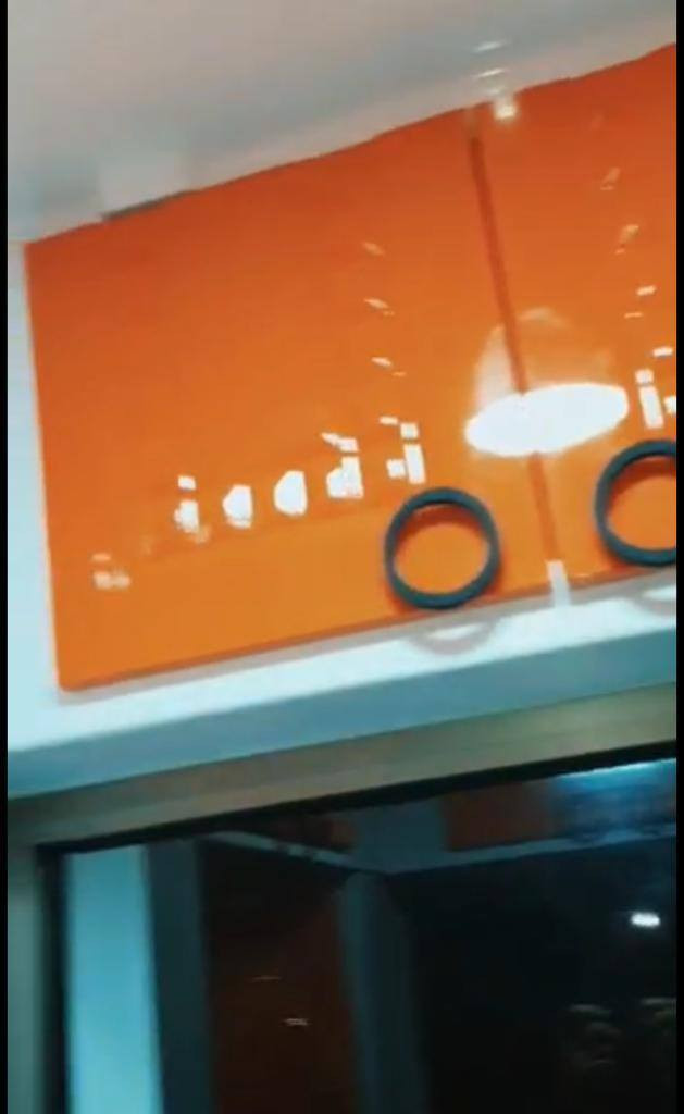 كشك صناعة تركية تصلح مطعم صغير او اي مشروع مصغر للبيع متبقي منها ثلاث قطع للاستفسار الانصال على صاحب الكشك ***********
