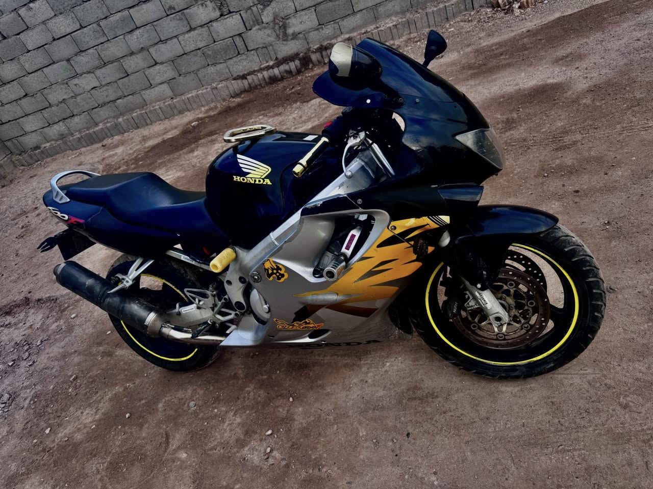 *********** اتصال      او    واتساب
للبيع فقط.                       F. 600
افواري 600 
                                  المكان الانبار الرمادي 
   
الدراجه متعوب عليه   ما تصرف عليه لو ربع. 

السعر. 18 $  حك جيتك. تدلل.       الدراجه ب التصوير مضلومه ب الواقع تخبل 

مكاتبه. فقط وياهة.   تجي تاخذه من باب البيت.  اكفله من السرقة   

الدراجه. تجي تفحص بعينك
تعجبك. تصعده. وتروح وع راسي الجميع
