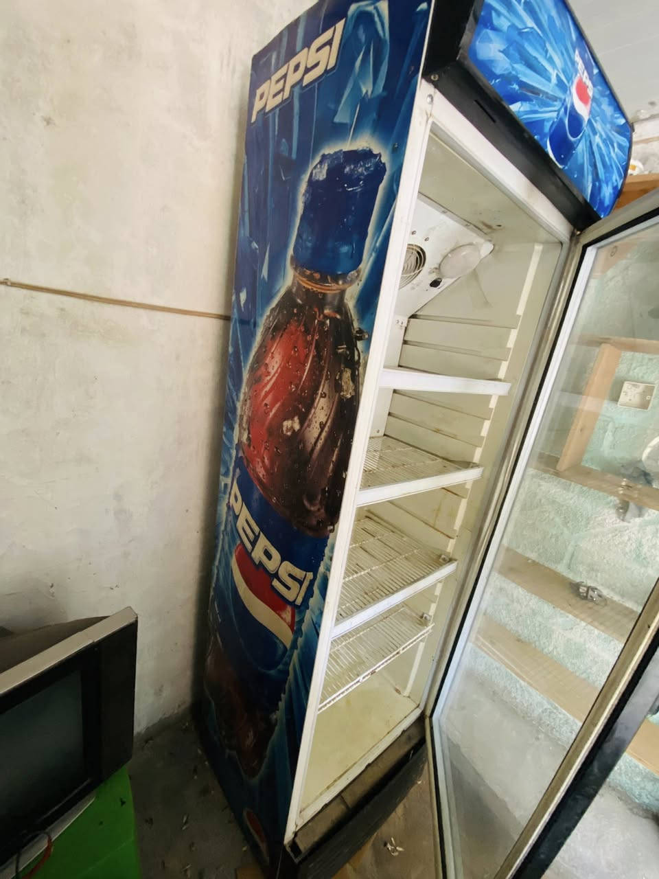 براد عامودي نضيف وشغله كلش فول خاليه من لخياس تفحص وتشوف بعينك بسعر مناسب للاستفسار
***********
