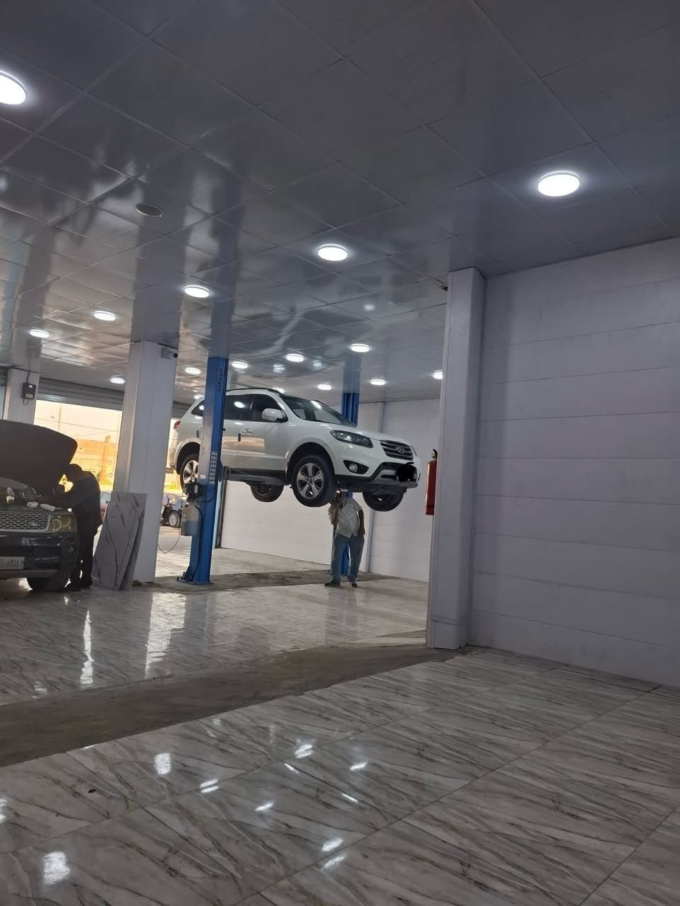 السلام عليكم هونداي سنتافي 
موديل 2012 
السياره فول مواصفات 
تشغيل بصمة معروفه الفول مواصفات 
سنوية مجدده لل2030 هزه فحص جدد 
السياره كفاله عامه ماعدا المحرك مفتوح 
السعر 158 وبيه مجال قليل مكان السياره البصرة الهارثة
***********
