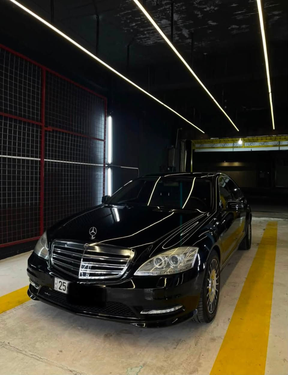 سلام عليكم
للبيع: مرسيدس بنزS550 S-Class 2008 – فل مواصفات VIP محدث 2013

✅ السنوية والهزة جديدة  – وكالة أو تحويل مباشر
🔹 المواصفات الفاخرة (VIP Edition):

 • مراتب جلد أصلية كهربائية مع ذاكرة
نظافة 100‎%‎ بيه ريحة شركة 
 •نظام دفع رباعي 4Matic ثبات على شارع نظام مايباغ
• تبريد وتسخين المقاعد الأمامية والخلفية
 •5 ستائر جانبية وخلفية كهربائية
 • نظام دخول وتشغيل ذكي (بصمة)
 • فتحة سقف + بانوراما
•ناظور ليلي 
• حساس تايرات 
•ابواب شفط +صندوق شفط 
 • نظام صوت فاخر (Harman Kardon)
 • كاميرا خلفية وحساسات أمامية وخلفية
 • أنوار LED / زينون
 • تحكم كهربائي اربع مقاعد 
 السيارة نظيفة جداً، لا تحتاج أي مصاريف، صيانة عام جاهزة للاستخدام الفوري 
حادث السيارة 20سم بالجامبلغ الامامي بدون دواخل + صبغ اوربي جامبلغ خلفي فقط 
السعر 
  198 ورقة وبيه مجال

📞 للتواصل: *********** 
 (اتصال أو واتساب)
