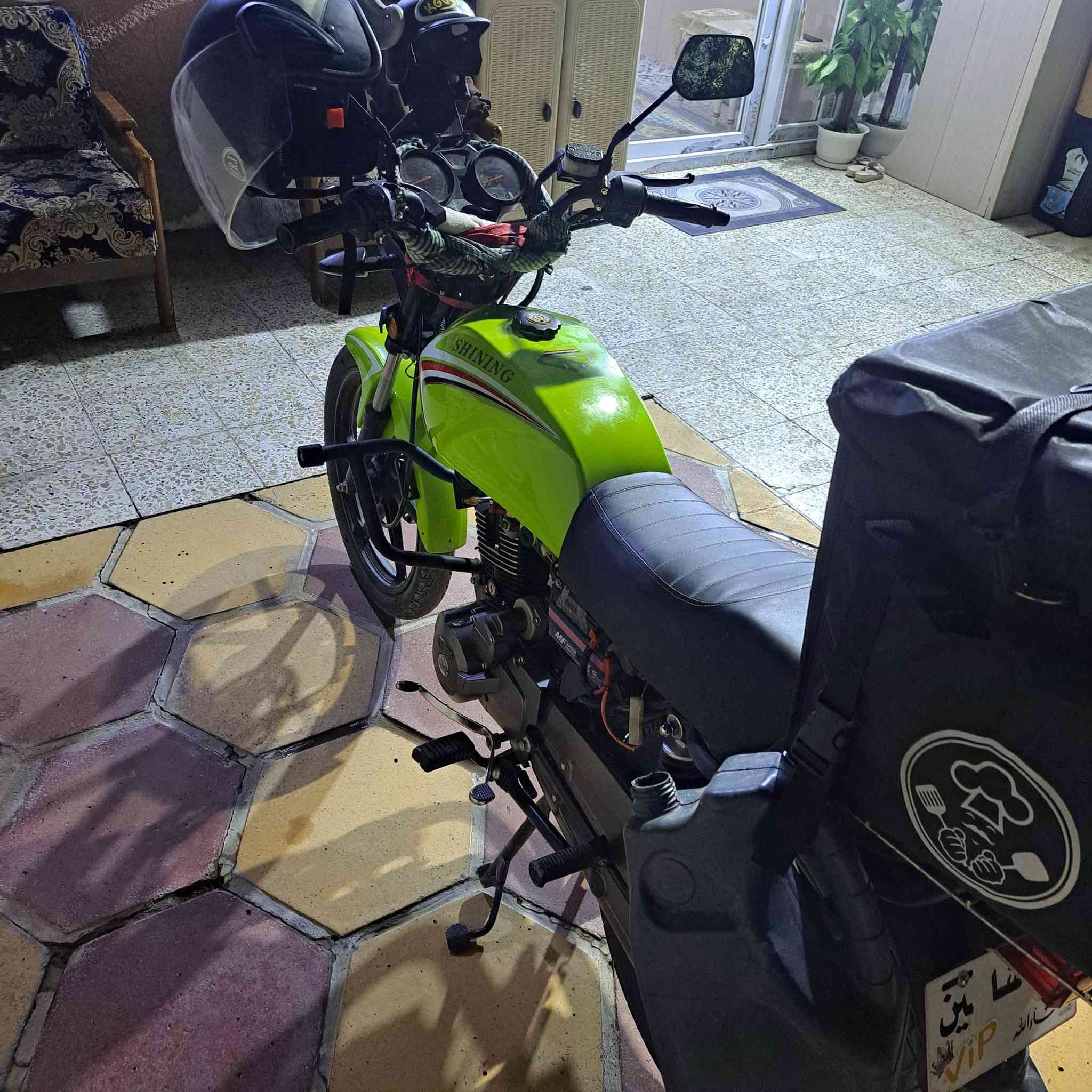 السلام عليكم 
دراجه شاينك للبيع الدراجه جديده ماشيه ٤٠٠٠ ونص 
الدراجه كفاله عامه وين متريد وديه الدراجه ما ممدوده عليه سبانه وما مشتغله دلفري ابد الصندوق جماليه أين نقص ماكو بس الباتري ضعيف سلف هندر بأي وقت مكان ديالى بعقوبه الرقم ***********

