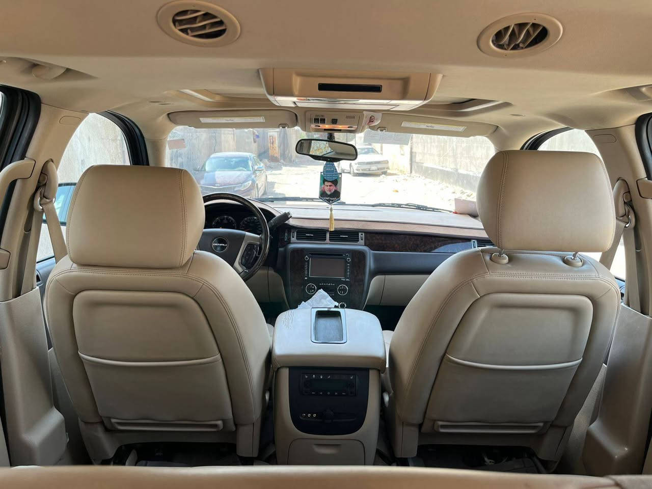 السلام عليكم من رخصته الادمن يوكن مديل 2012    رقم بغداد معاملتهه كامله مال رقم انكليزي صاعده هزه بسمي يعني انه احولك مباشر لون مميز السيارة  فول مواصفات  فتحه  تنده  شاشتين شاشه اماميه وشاشه خلفيه  بعد بيهه هواي مواصفات ومعروفه الفول تخم تاير جديد كفاله عام من كلشي حت الدعاميات مكفوله السيارة مال بيت استخدام شخصي ماتصرف عليهه ربع دينار السعر المطلوب 240 وبيهه مجال بصيط حك الجيه وانه بلخدمه مامتواجد على النت انه مكلف بنشر هاذ رقم راعيه ***********
