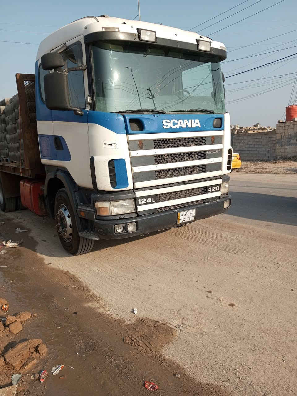 سلام عليكم 
سكانيه بومه موديل 2000 رقم واسط بسنويه صطحه كرين 
محرك انجكتر 24 طخم تاير /باج بطن
مكاني بصره زبير ***********
