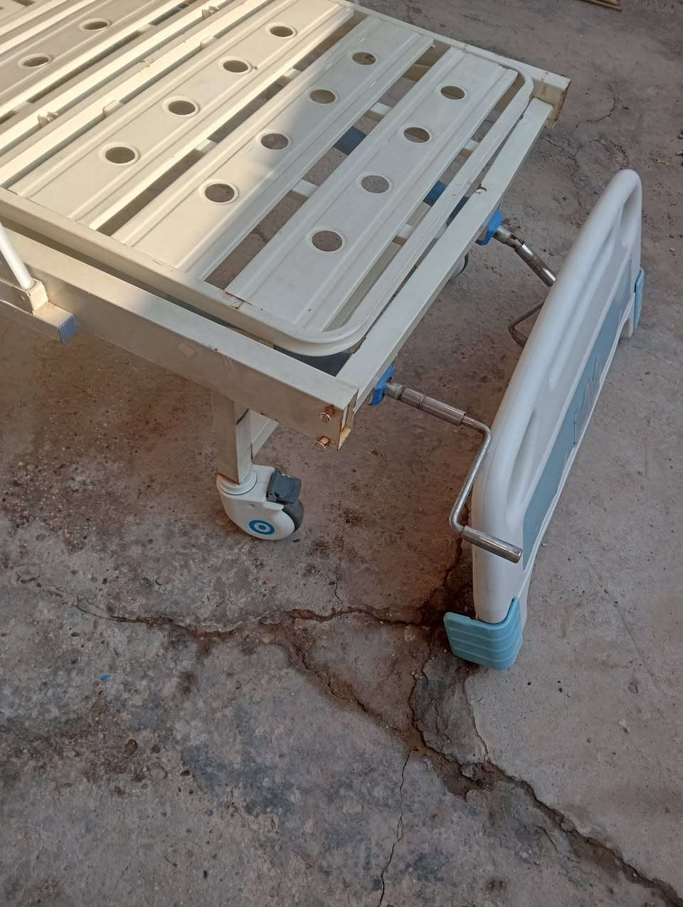 من رخصةمدير الكروب المحترم سرير ذوي الاعاقة مستعمل نظافته 90% مع مفرش نفخ هوائي غير مستعمل للاستفسار الاتصال على الرقم ***********غير متواجد على الفيس بوك بابل مركز المدينة
