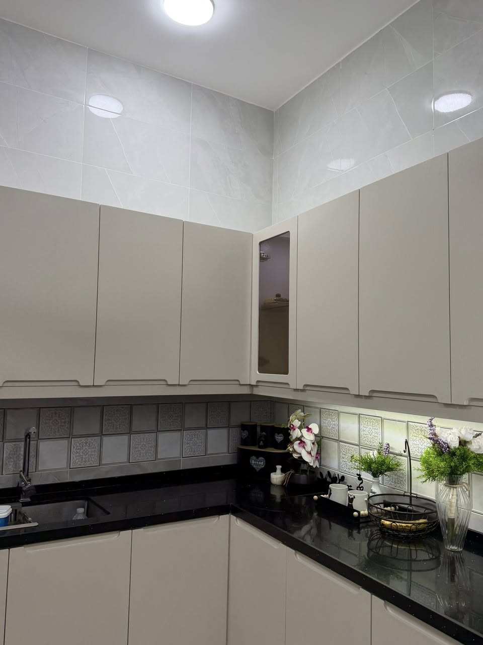 كاونتر للبيع مستخدم ٥ اشهر شغل درجه أولى ثقيل سعر ٢٤٠٠مع طباخ وساحبه مكاني بغداد الكريعات 
الرقم ***********
