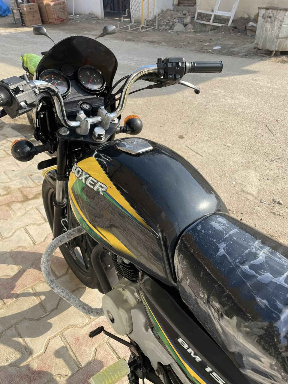 بوكسر للبيع 2022 الدراجه مكفوله كفاله عامه من كلشي شرط من شخط اوراق اصوليه شرط ترقيم  السعر 1350 وبيه مجال مكاني ديالى الخالص الشراي يتصل ***********
