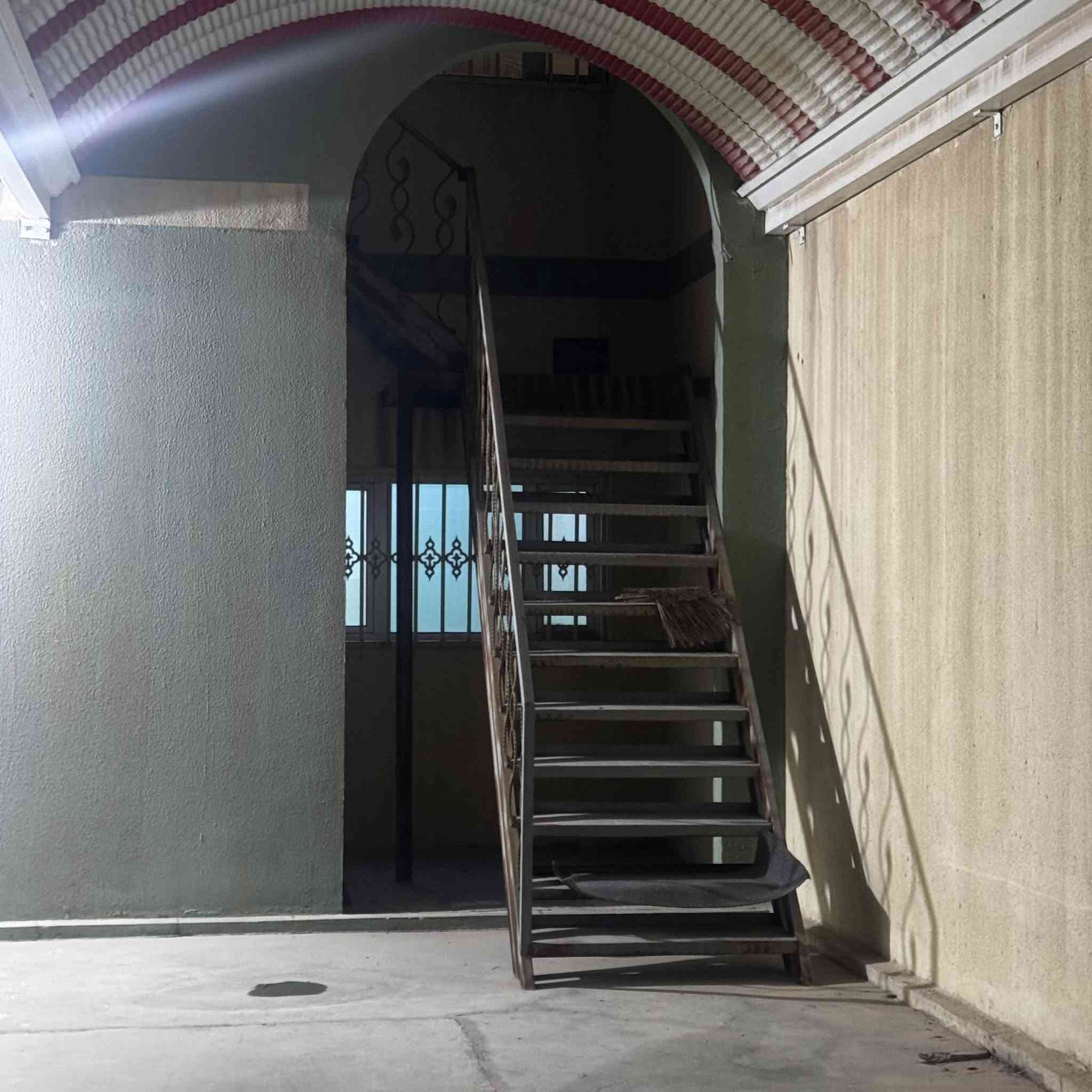 ( قرية الغدير الاولى 🏘️ )

دار بمساحة 200 متر مربع تقع في قرية الغدير الأولى، تتميز بتصميم عملي ومواصفات جيدة.

مواصفات الدار:
 • 4 غرف نوم
 • استقبال واسع
 • مطبخ حار ومطبخ بارد
 • كراج للسيارة
 • حديقة
      سابقاً كان الطابق الثاني معزول بالكامل
 • درج مستقل مؤدي إلى الكراج
 • يحتوي البيت على كتائب و قمرية سكيسبان

الدار مناسبة للسكن العائلي ومجهزة بشكل مريح.

                 ( لمعرفة السعر💰 علق برقم 2 )

للأستفسار مراسلة الصفحة
 أو الاتصال على الرقم ***********

#محمد_العزاوي_للاستثمار_والتسويق_العقاري
#مكتب_البلال_للعقار
