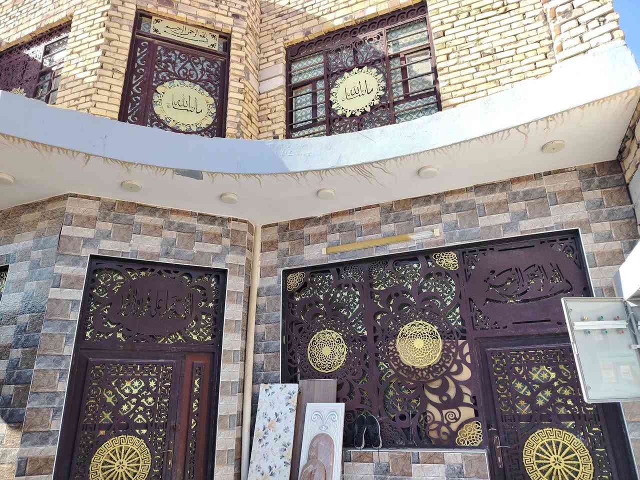 السلام عليكم بيتين للبيع بحي الزهراء قرب العلوه القديمه كل بيت 150متر بناء حديث درجه اولى واحد قاطين مبني كامل صب كونكريت مسلح جاهز والثاني قاط واحد اعكاده خدمات كامله تبليط جاهزه المنطقه قرب مستوصف حي الزهراء سبب البيع السفر موبايل *********** عنوان الديوانيه
