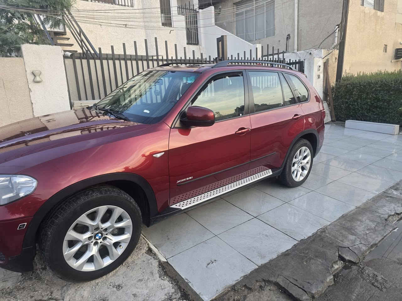 سلام عليكم x5 2013  ماشيه ٥٤ الف عروش خليجي دبل بصمه للبيع بيها ربع الباب الخلفي مصبوغ فقط ***********
