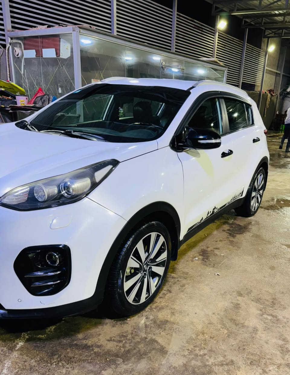 السلام عليكم       مكفوله من الصبغ 

كيا سبورتج 2108خليجي 
شاشه  كامره 360 
صدر امامي خلفي جديد 
تخم تايرات جداد 
لايت زنون بلوجكترات زنون 
اناره سستم داخليه 
كشنات جلد. 
اشاير مري 
رقم وهزه جديده   
باتري جديد 
السعر 185 
***********
العنوان الغزاليه
