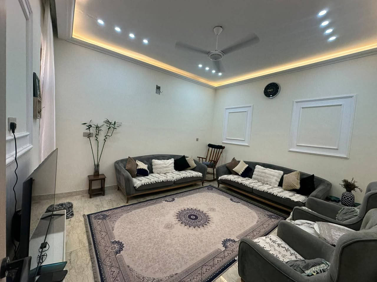 السلام عليكم يوجد لدينا دار للبيع طابقين مساحه 120 م واجهه 7ونص ونزال 16 يحتوي على ستقبال+مطبخ +صاله +غرف نوم عدد 4 +حمامات عدد 4 نوع الملك طابو زراعي سند 25اقرار محكمه وتنازل شركة عرض الشارع 10 متر ألبيت بناء حديث جميع الخدمات موجوده ماء وتبليط وكهرباء ومجاري العنوان بغداد الدوره حي نسيم دجلة الاستفسار اتصل على هاتف *********** /***********
