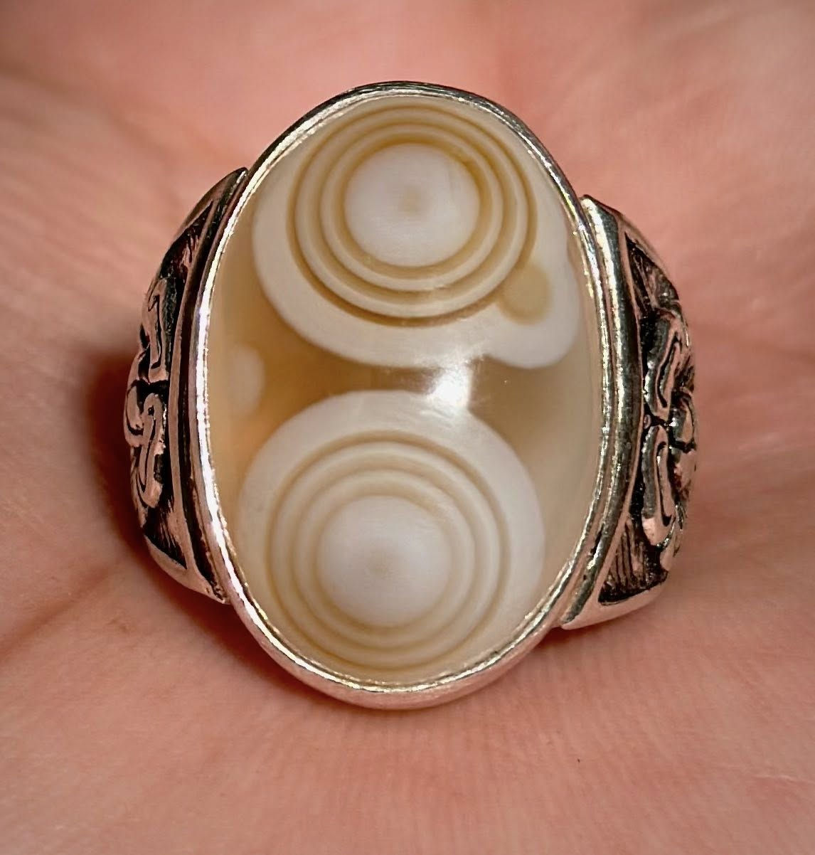 #خاتم سليماني  عينين عطف مساوية  خامه نادرة وانتيكة. #سعر صياغه يدويه فضة عراقية #ثقيلة سعر  خاص يوجود #توصيل


**إذا كنت صاحب هذا الإعلان وتريد حذفه لأي سبب، رجاءا أرسل رسالة إلى الدعم الفني**