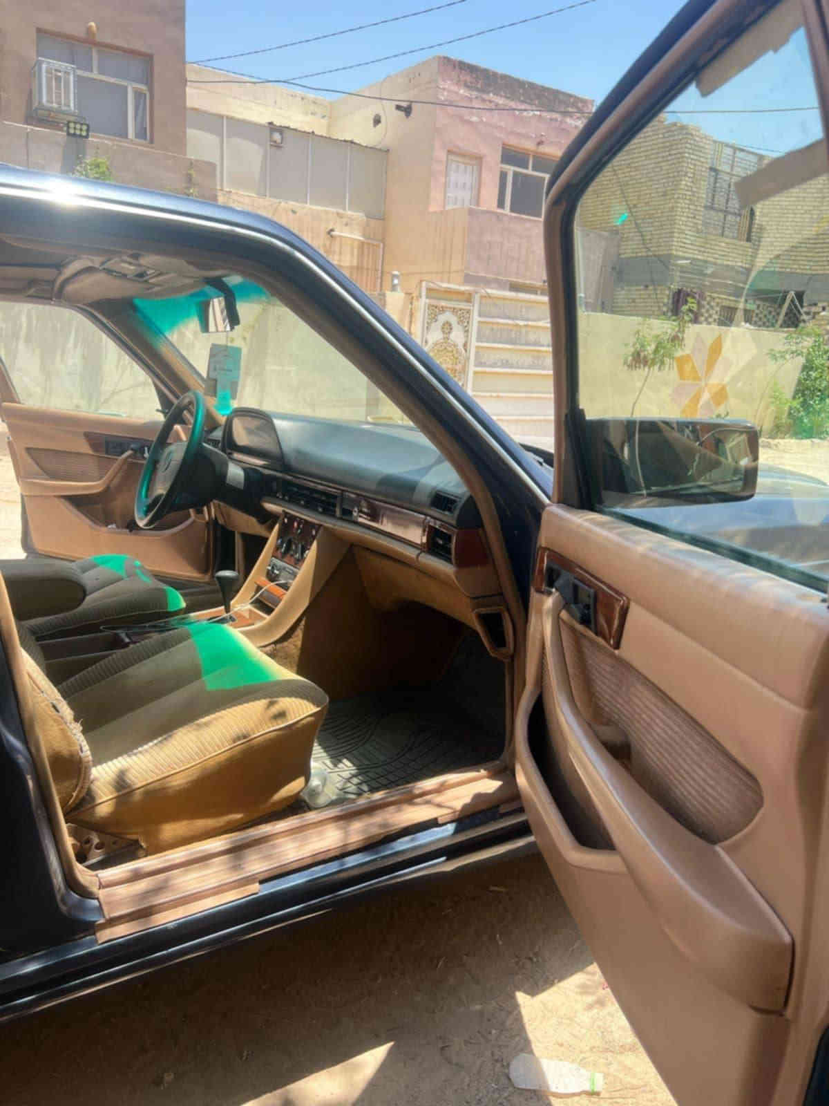 السلام عليكم مرسيدس رئاسي موديل 87 صبغ عام اثر جراد مكفوله منضربه سياره جاهزه وحلوه رقم انكليزي مكمل رقمها سعر ٧٠ وبيها شويه مجال ***********
