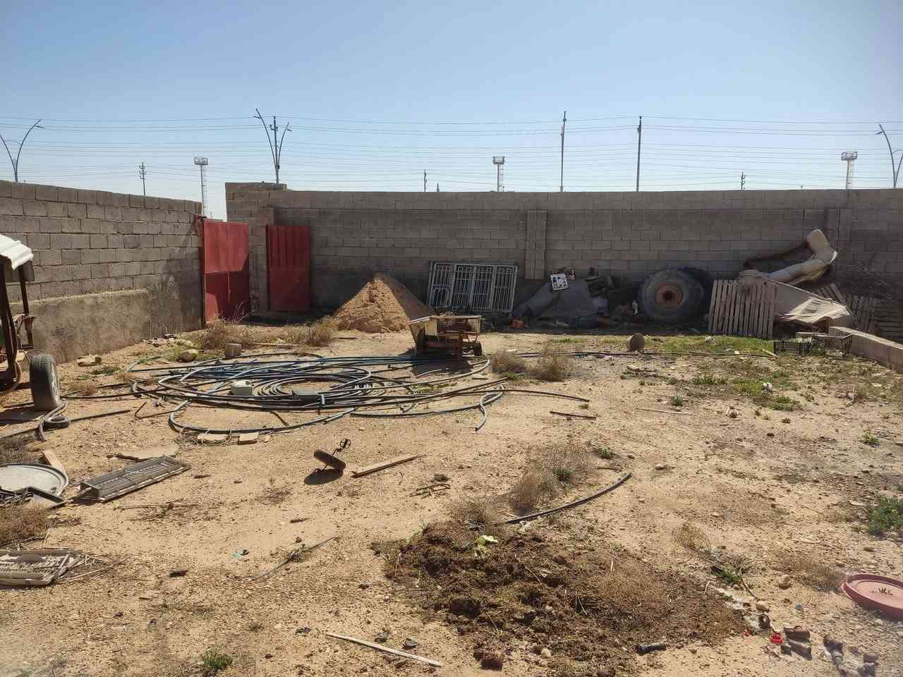 السلام عليكم ورحمة الله وبركاته 
عرض #جديد /  وبيع مستعجل 
متوفر #قطعة ارض للبيع داخلة ضمن الطابو تطوب مستقبلاً 
حالياً (غير مطوبه) 
موقع ممتناز جداً  قطعة ما تضيع  
#تبعد ( 30 متر ) فقط عن السايدين  شارع عريض 10 متر
#الموقع/ القائم حصيبة / الشارع السايدين الحولي الجنوبي الشارع السايدين الرابط بين مجمع السكك وال34 دار 
#التفاصيل/ قطعة عدله ومسيجه وجاهزه للبناء كما موضح بالصور 
#المساحة / 450 متر² 
#السعر/ #ب38_مليون وبيها مجال عمله قريب 
للشراء راسلني او اتصل بـ ***********
