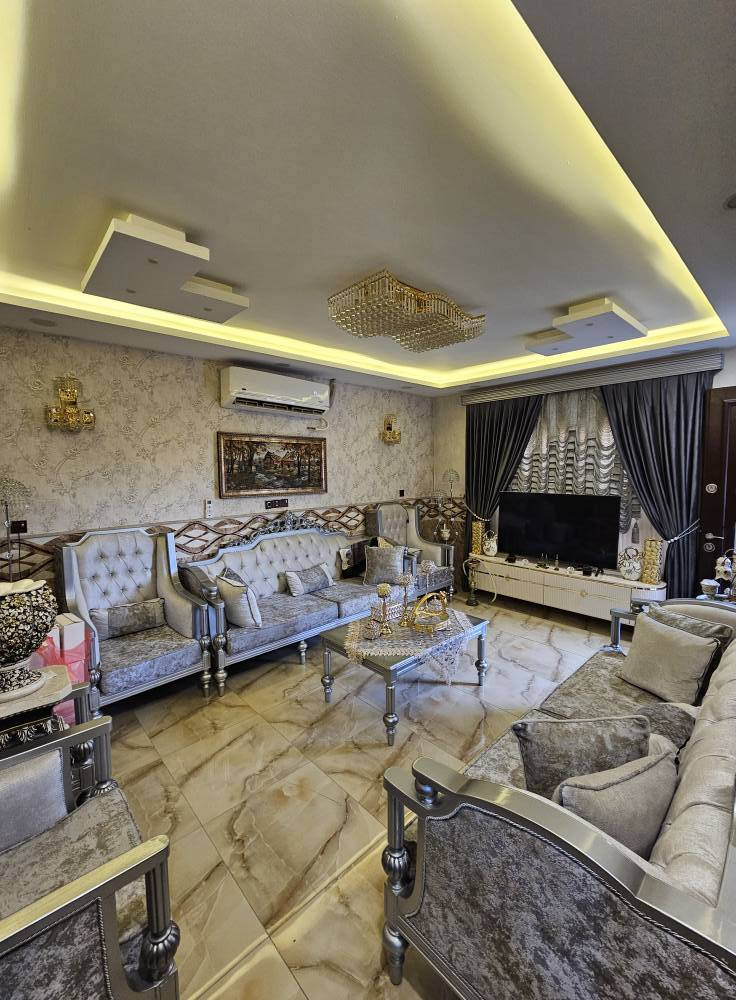 دار ركن للبيع حي الاعلام يقع الدار على شارع 20 متر مساحة 168 متر واجهة 10سند طابو ملك صرف شرط التحويل يتكون من كراج كبير مع صحيات خارجية ومطبخ واستقبال وهول وغرفتين على واجهة البيت مع مناور وصحيات داخليه 
#حي_الاعلام #مكتب_قصر_الامراء_العقاري 
للاستفسار حول السعر والتفاصيل الاتصال على الرقم *********** متوفر واتساب ايضا
