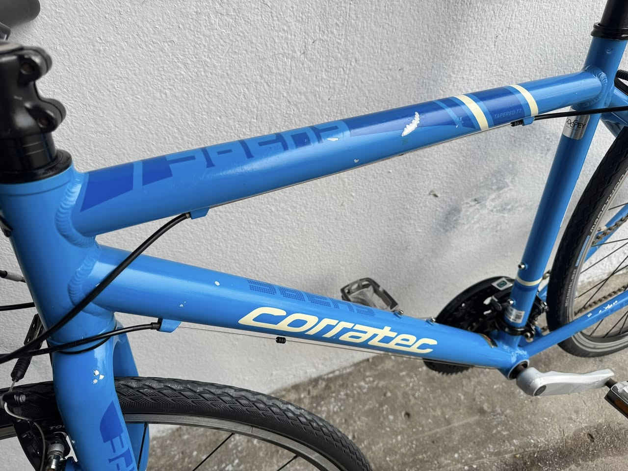 السلام عليكم اخواني الغواليً عندي هذي ماركة(coratec) غني عن التعريف حجم 28 
قياس M فريم 48 معدنه المنيوم سستم 
شيمانوا التوس 3/8  بدلات سحب دفع شيمانوا 
تايرات شوالبي  صنع ألمانيا 🇩🇪 اصلي مختومه 
نظفتهاا شوفت عينك 100/80 كلها عل وضع البلادي
سعرها 220 الف وبي مجال بصيط عنواني موصل 
تتوفر خدمة توصيل لجميع محافظات العراق 
*********** وتحياتي للجميع
