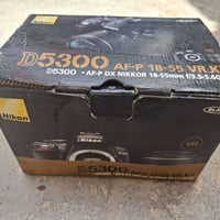 كارتون كامرة Nikon D5300 ويه ملحقاته شاحنه والفيش وقرص التعريف سعرة[ 6...