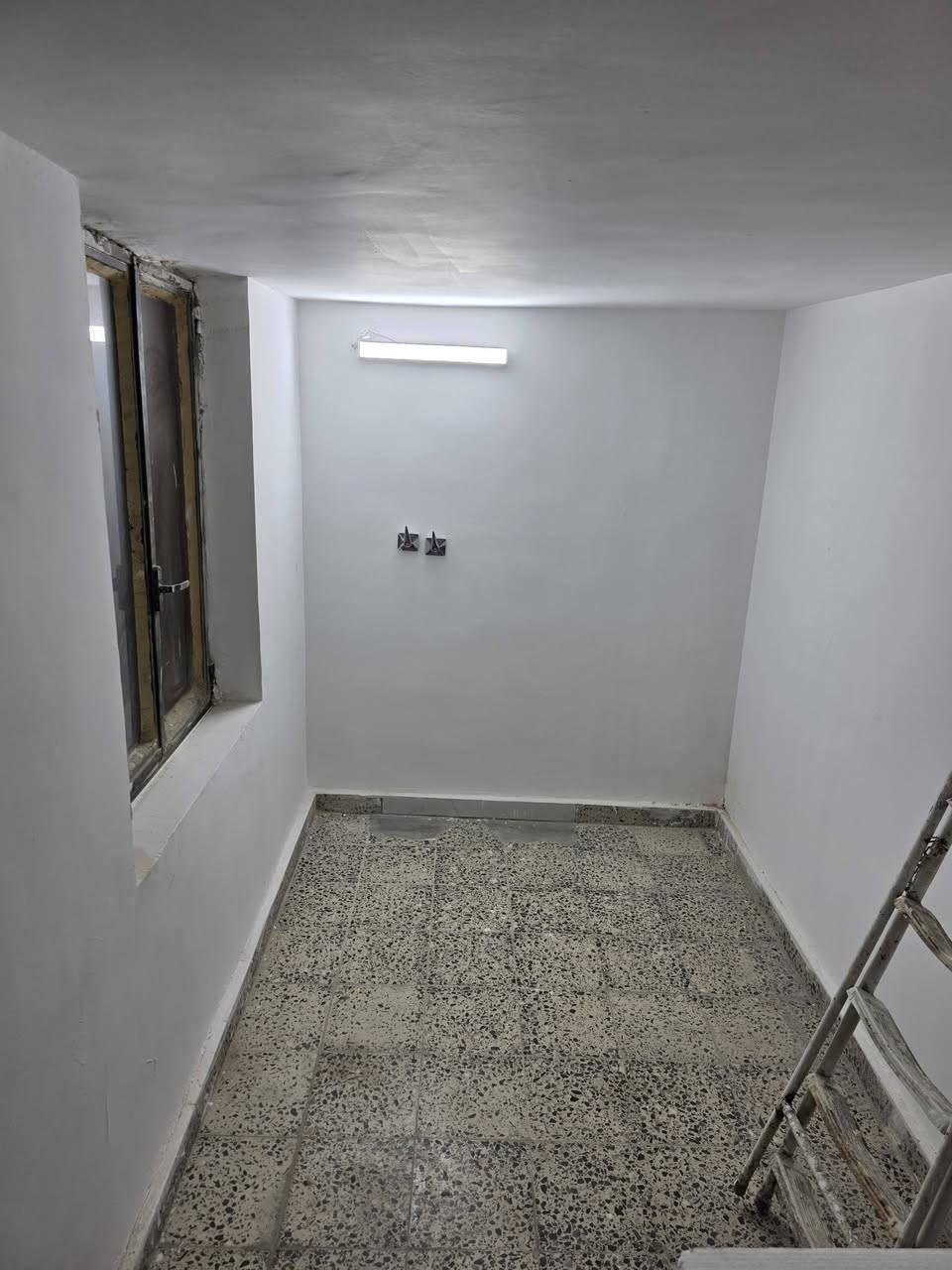 #للايجار_بدون_دلالية_السيديه_مربع_ال٤٠٠
دار للايجار (بدون دلاليه) في السيدية مربع ال٤٠٠ يتكون من ٣ طوابق
الطابق الاول(صاله ٤ * ٥ م و مطبخ وحمام)
الطابق الثاني ( ٢ غرف نوم (٤*٥ و ٤*٣) و حمام)
الطابق الثالث (بيتونه وسطح)
مع سخان وتانكي ماء ومروحه سقفيه عدد ٢
للاستفسار الاتصال ***********
