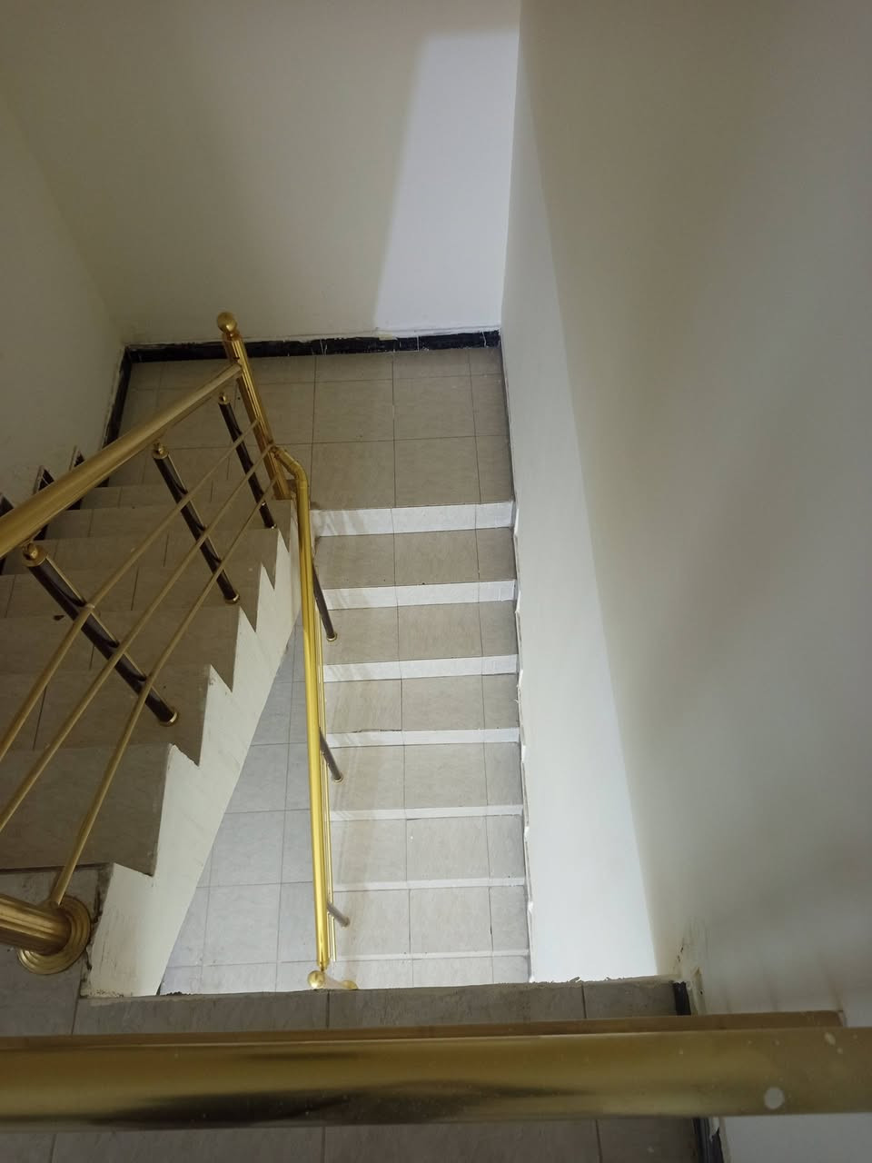 بيت للبيع في ال ٦ كيلو مجموعه الهندسيه المساحه 240 طابقين ثلاث غرف نوم مع صاله ستقبال ومطبخ حار وبارد السعر 180 مليون لتواصل ***********
